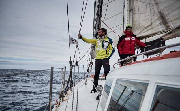 Alex Txikon y su equipo navegan ya rumbo a la Antártida