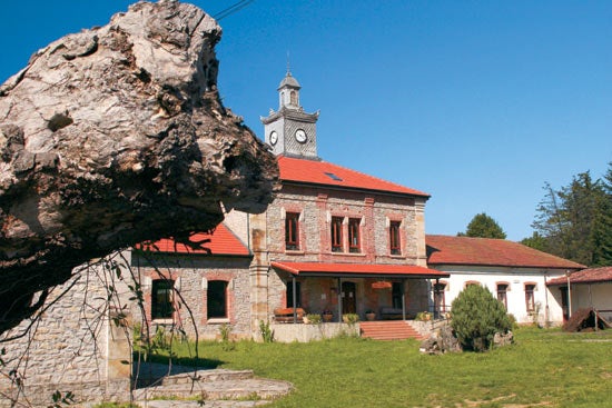 Antiguas escuela públicas de Villaverde de Trucíos, en la actualidad sede del Museo Etnográfico de Villaverde.