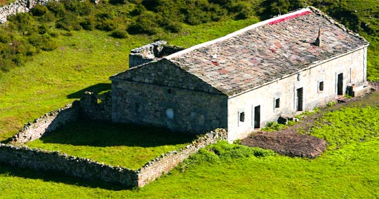 Casa del Rey, junto a Valdició, en las inmediaciones del resbaladero de troncos de Lunada.