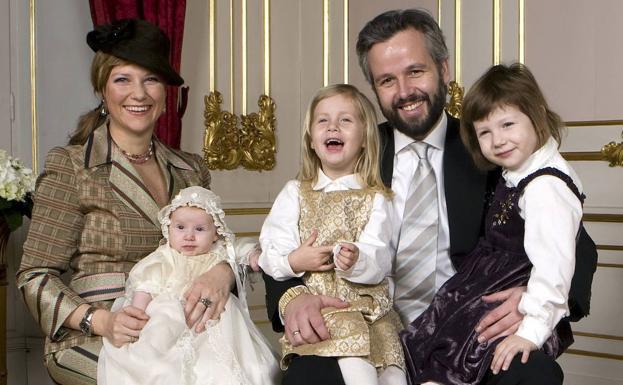 Imagen principal - Arriba, el matrimonio con sus tres hijas. Abajo, a la derecha, vestido de mujer en Barcelona. A la izquierda, imagen del día de su boda. 