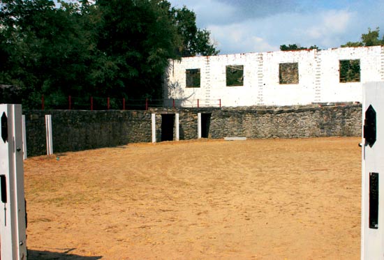 Imagen secundaria 2 - Casa de Villanueva Pico, en La Edilla, construcción del siglo XVIII. Fachada del Museo de Cantería, en Cereceda. Plaza de Toros cuadrada, ubicada en El Cerro, cerca de la capital municipal.