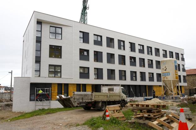 El edificio con las 22 viviendas sociales ya está acabado, a falta de algunos detalles y de urbanizar el entorno. 