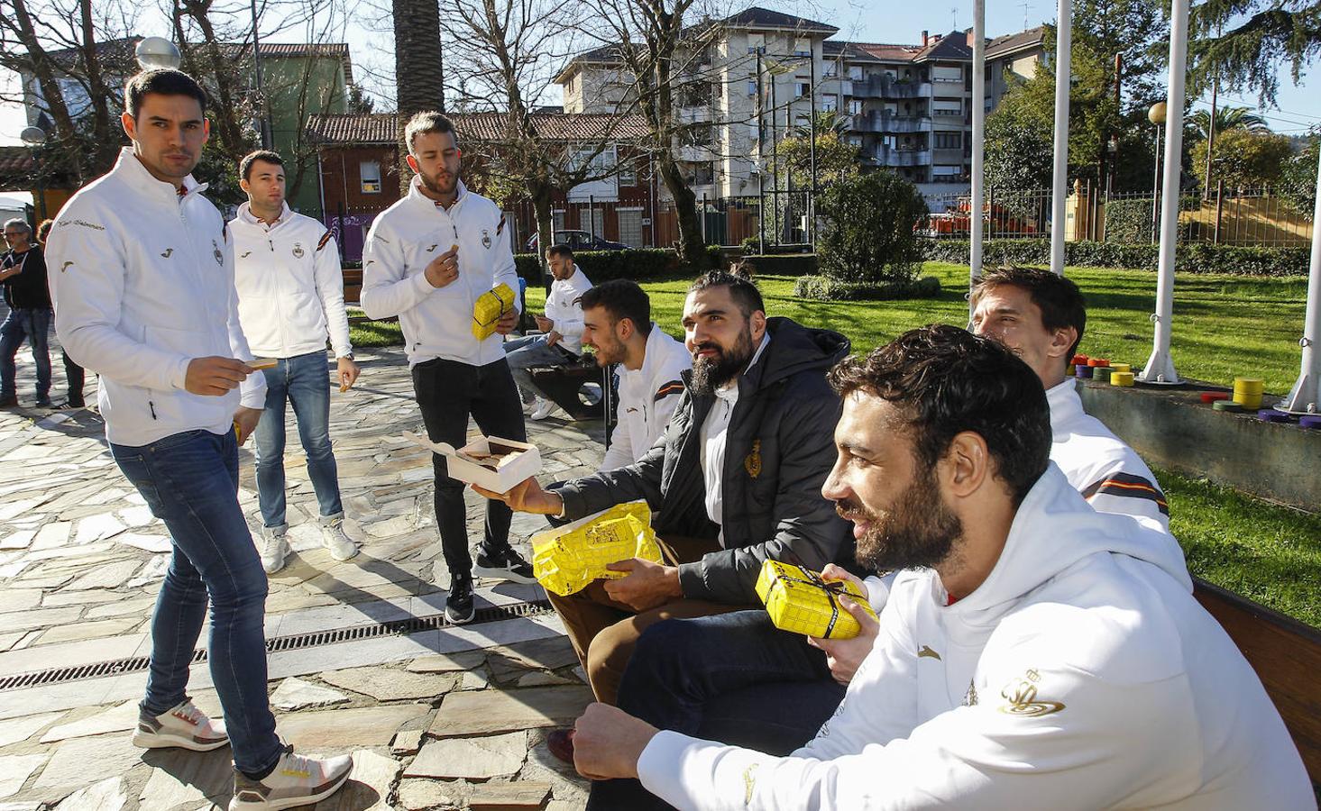 Los 'Hispanos' se encuentran concentrados en el Hotel Torresport en Sierrapando para preparar el Europeo de Balonmano que se disputará a partir del 9 de enero en Austria, Noruega y Suecia. 