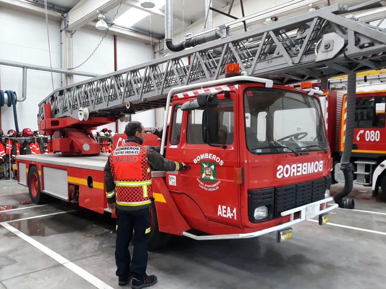 Un bombero muestra la vieja autoescala. 