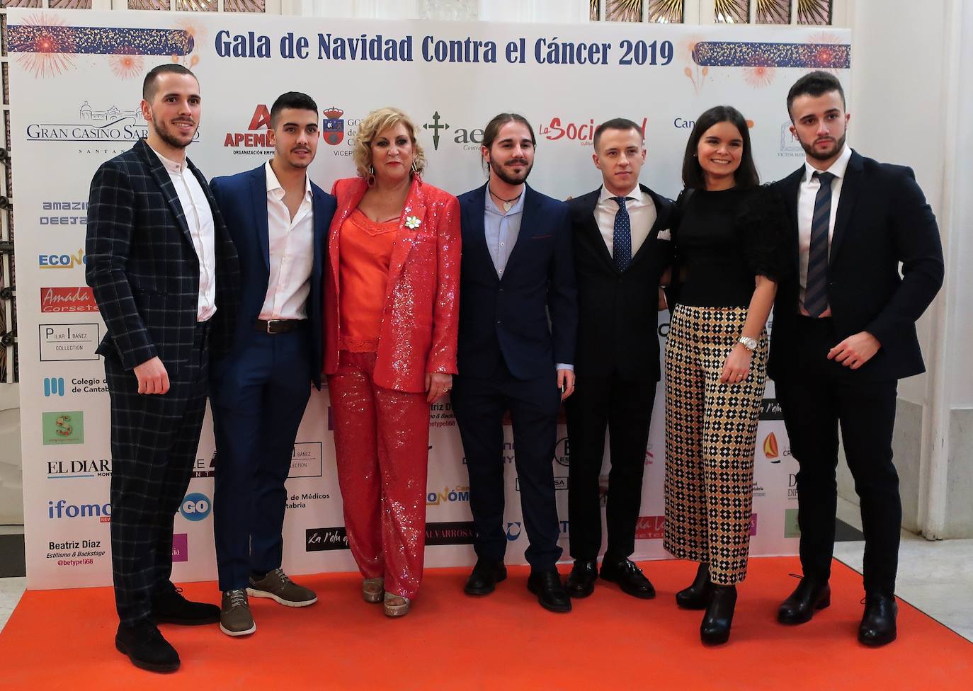 Entre los asistentes a la gala se encontraban numerosos profesionales del ámbito sanitario, como este grupo de jóvenes enfermeros del Servicio Cántabro de Salud que posa en el ‘photocall’ instalado en el hall del Casino junto a su madrina de promoción, la profesora de la Facultad de Enfermería María Luz Fernández.