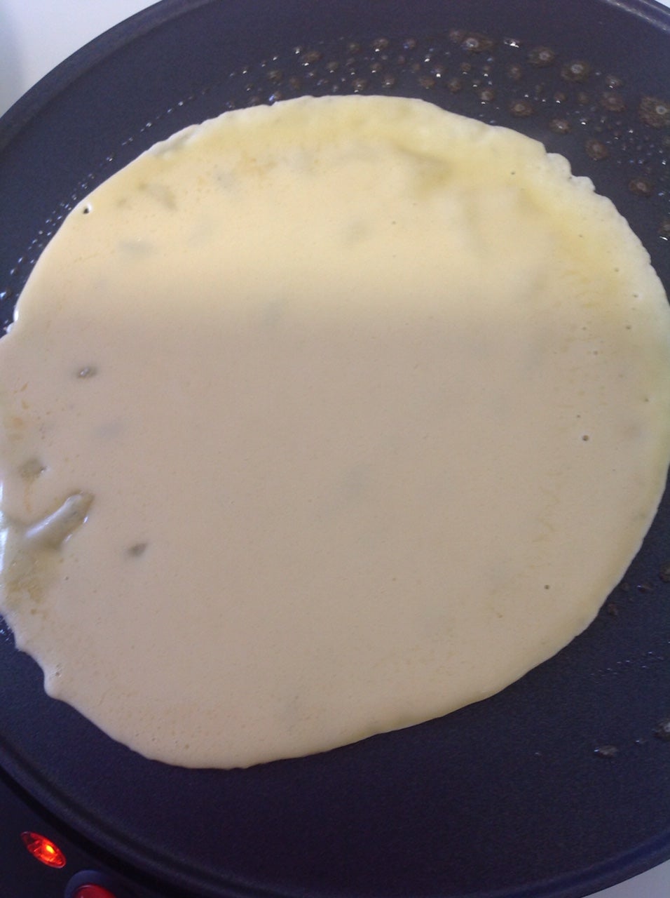 MILHOJAS DE CREPES DE TURRÓN. 7-Con la ayuda de un cazo, verter un cazo de masa en la plancha o sartén. 