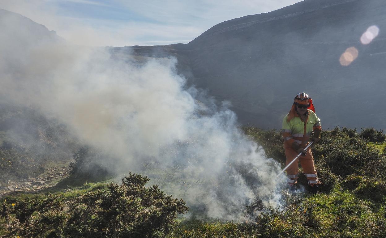 Un incendio en Vega de Pas calcina más de 50 hectáreas de matorral