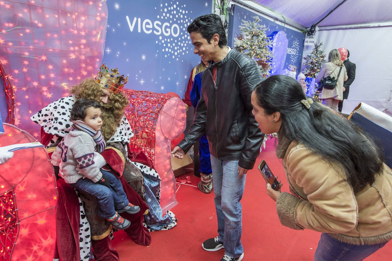 Padres y niños llenaron la Plaza del Ayuntamiento.