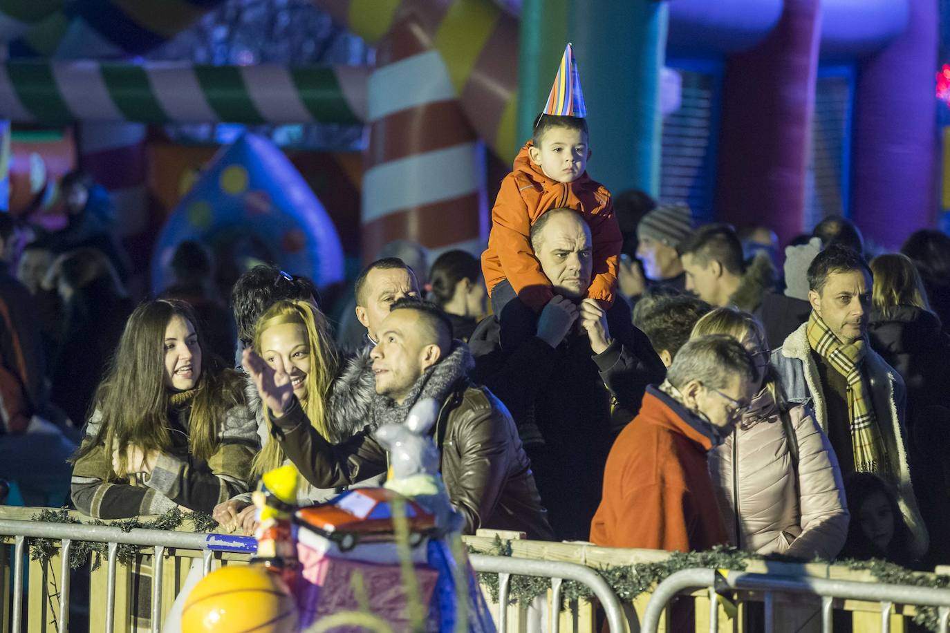 Padres y niños llenaron la Plaza del Ayuntamiento.