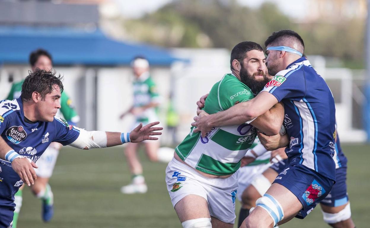 Último partido entre el Aldro y el VRAC, disputado en el campo de San Román. En la imagen, el jugador santanderino Manu Mora intenta zafarse de un placaje.