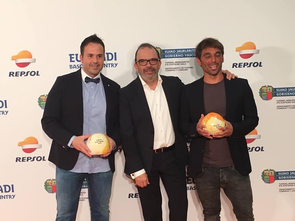 Los cocineros Nacho Solana, Jesús Sánchez y Eduardo Quintana, tras recibir sus respectivos soles en la gala de la Guía Repsol.