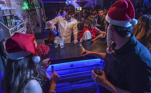 La clientela con ganas de fiesta llena hoteles, clubes y discotecas durante la Nochevieja. 