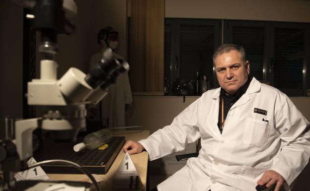 Ramón Díaz, en un laboratorio de la policía de Santander.