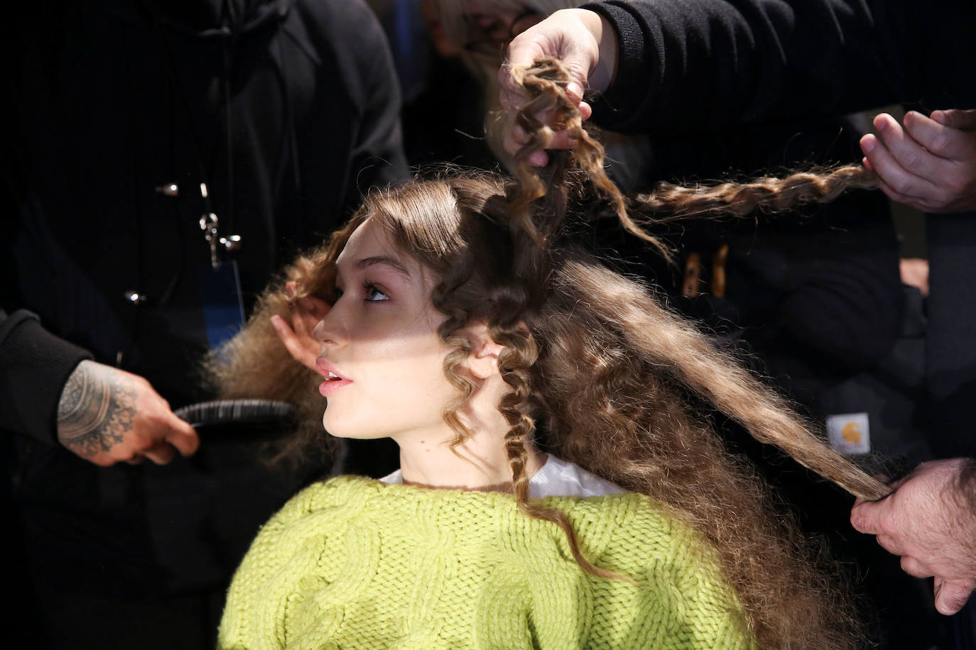 Peinan a la modelo Gigi Hadid antes del desfile de Michael Kors durante la Semana de la Moda de Nueva York.