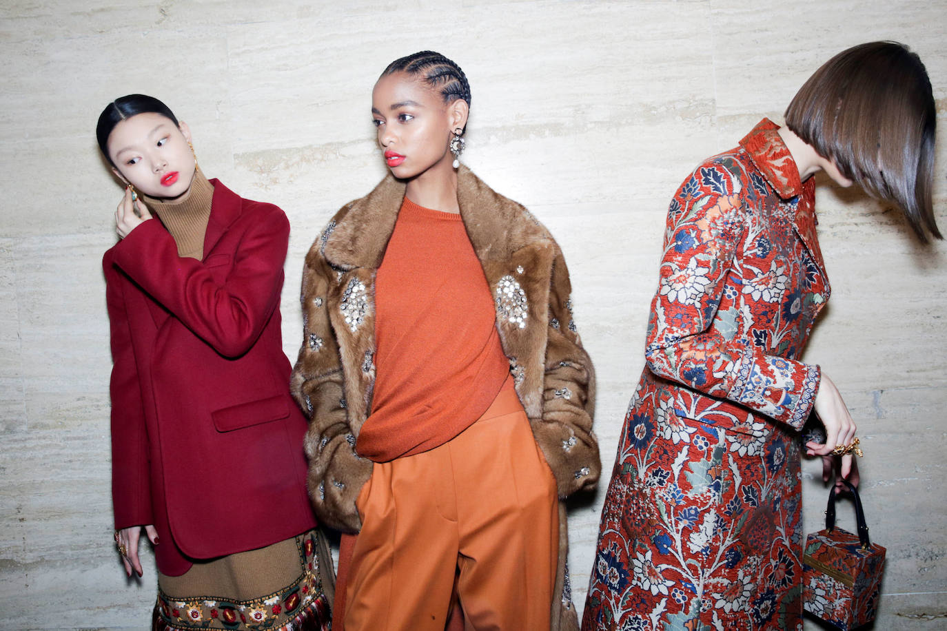 Las modelos posan con los diseños de Óscar de la Renta antes del desfile de la Semana de la Moda de Nueva York.