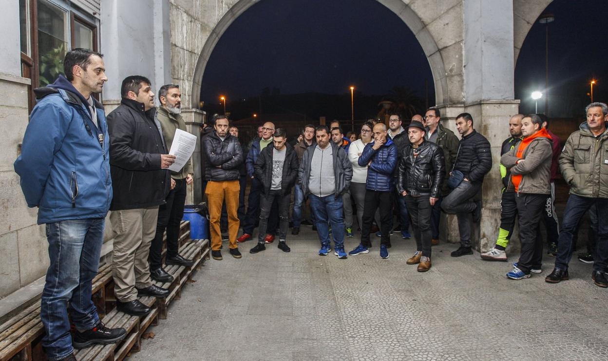 Asamblea de trabajadores celebrada tras conocerse el ERTE previsto por la empresa.