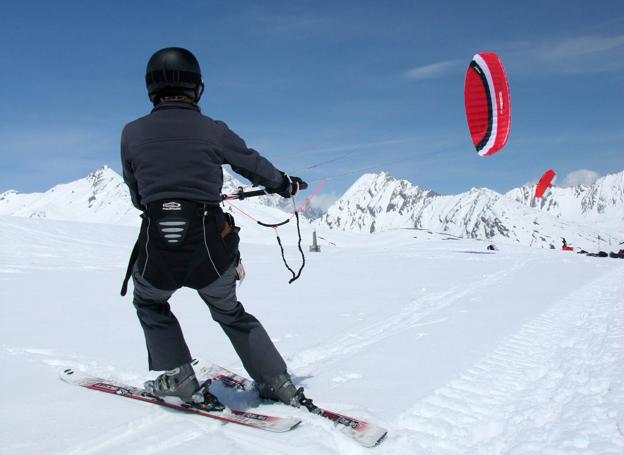 El snowkite gana adeptos entre los aficionados.