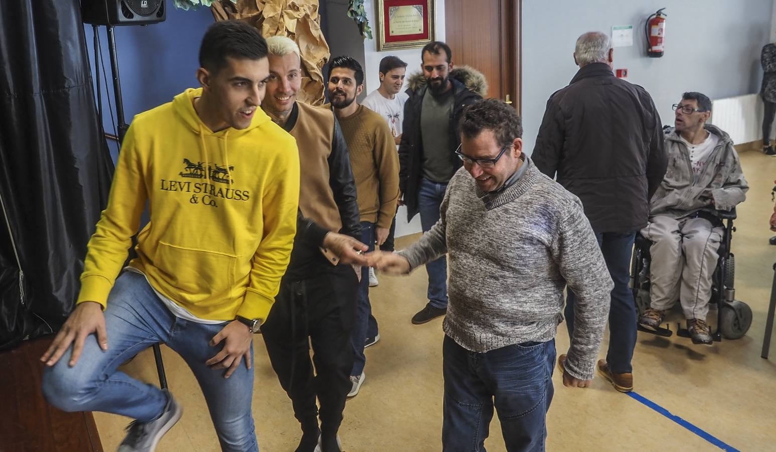 Lucas Díaz y Alexis saludan a un usuario de la Obra San Martín, que además es socio del Racing.