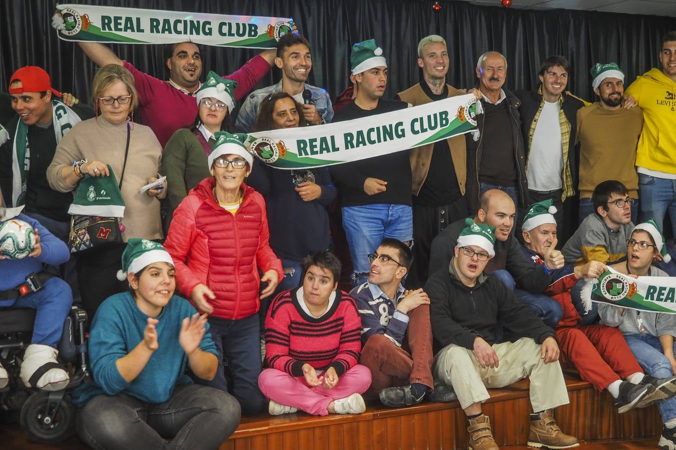 Barral, Alexis, 'Tuto' Sañudo y otros racinguistas junto a usuarios de la Obra San Martín. 