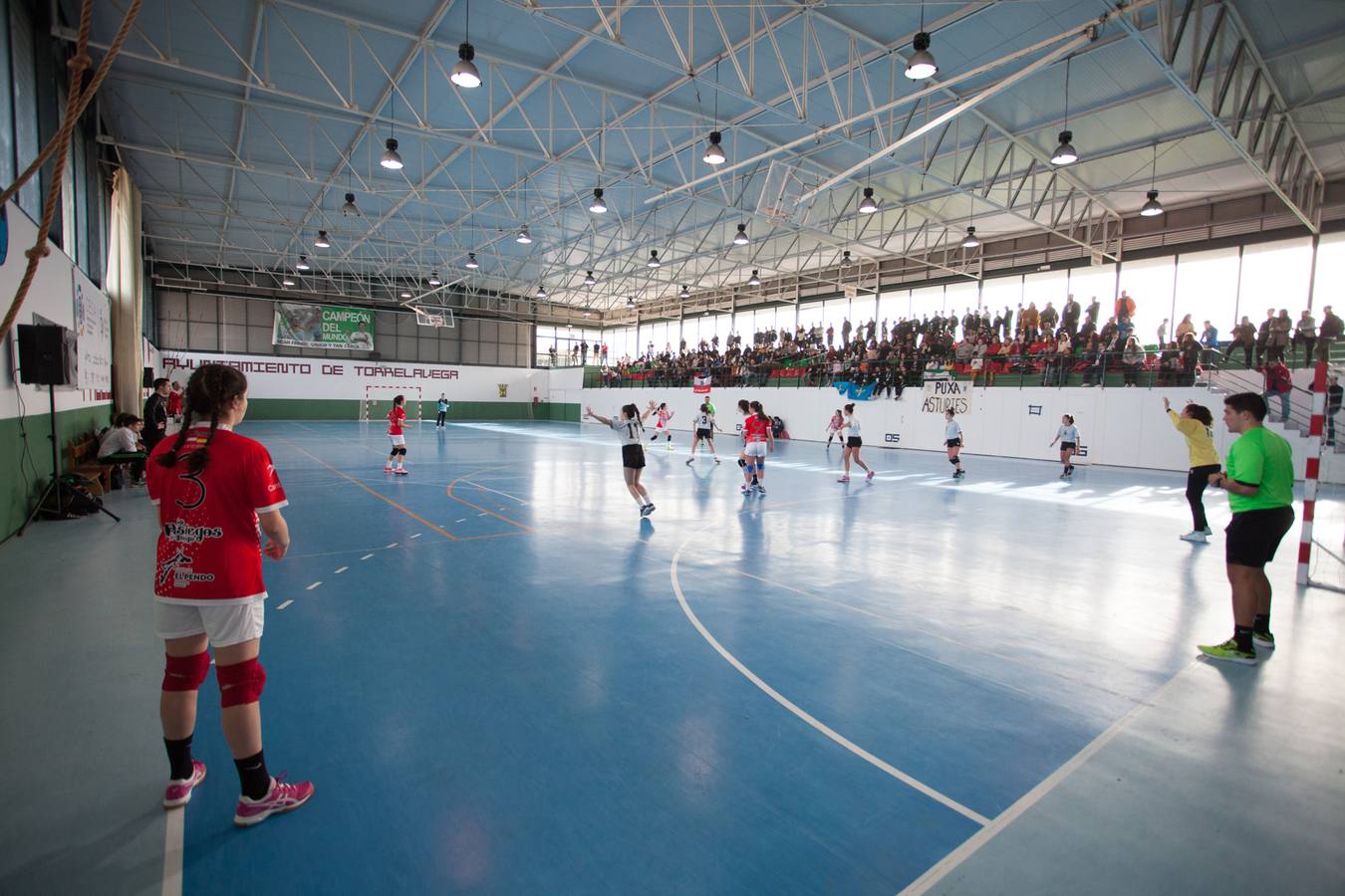 Las jugadoras infantiles de Cantabria jugando ante Extremadura.