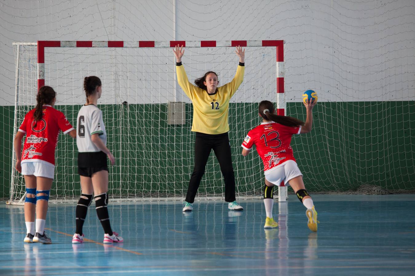 Las jugadoras infantiles de Cantabria jugando ante Extremadura.