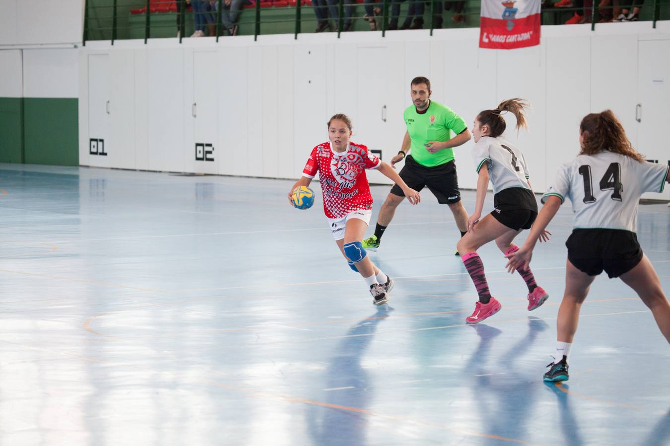 Las jugadoras infantiles de Cantabria jugando ante Extremadura.