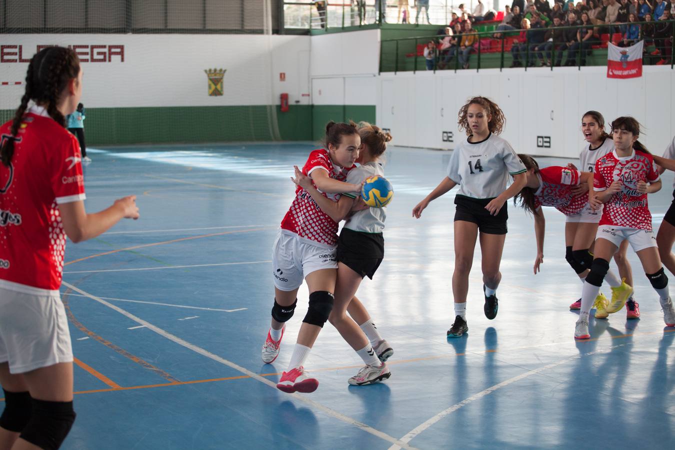 Las jugadoras infantiles de Cantabria jugando ante Extremadura.