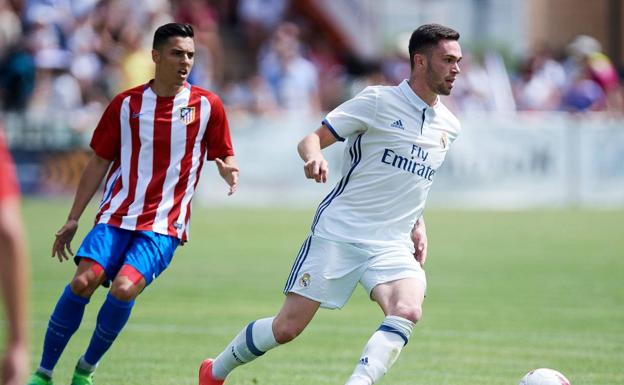 Manu Hernando conduce el balón en un encuentro con el Real Madrid Castilla. 