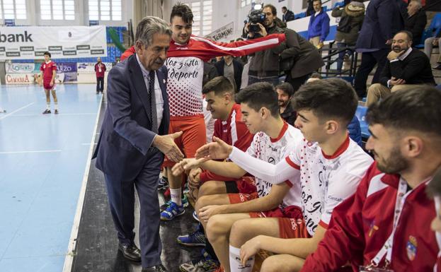 El presidente Miguel Ángel Revilla deseando suerte a los jugadores cadetes cántabros en la primera jornada