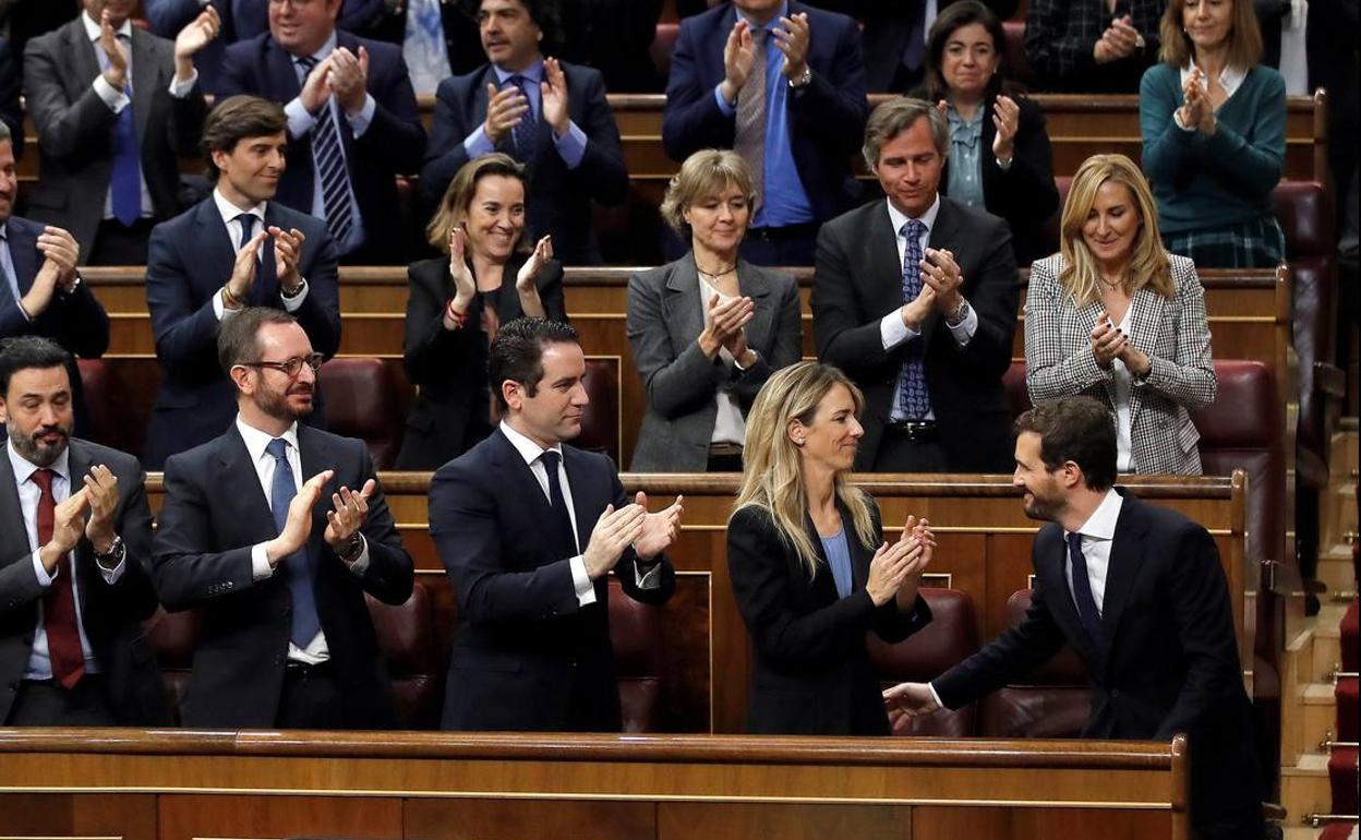 Los diputados del PP aplauden a Casado tras intervención.