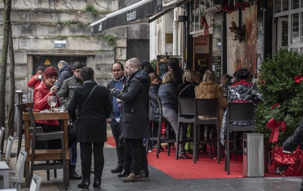 El frío no impide que los clientes elijan las terrazas para tomar algo en los bares. 