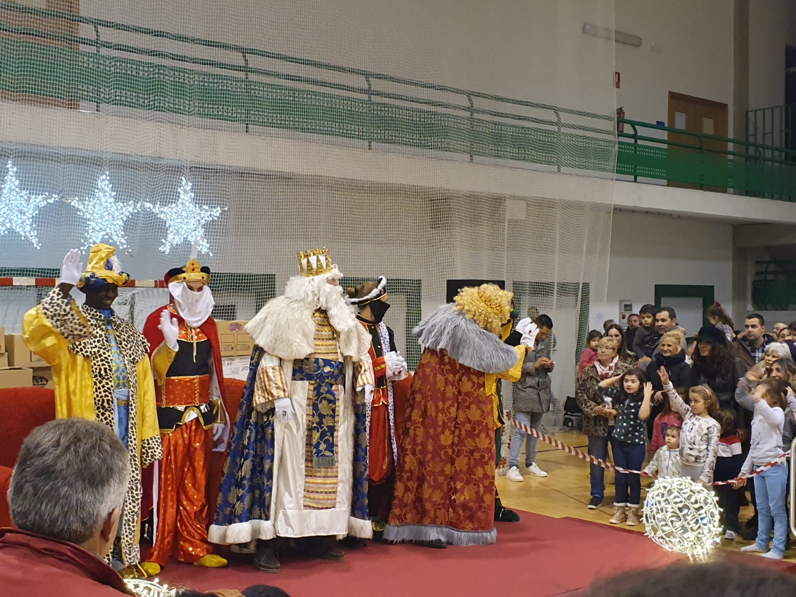 Los Reyes saludan a los niños en Parbayón.