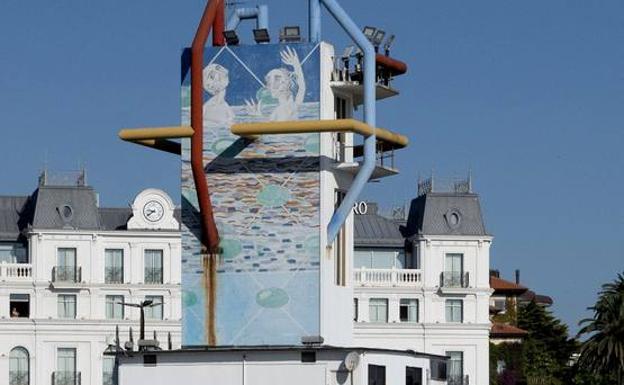 Imagen de archivo de la obra de Orallo en la torre del actual restaurante Maremondo.