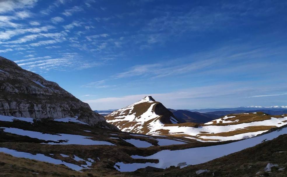 Alto Campoo, al fondo a la derecha.