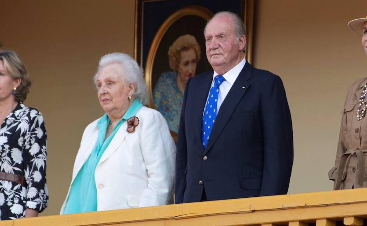 La infanta Pilar de Borbón, junto a su hermano el rey Juan Carlos, el pasado mes de junio en la plaza de toros de Aranjuez (Madrid).