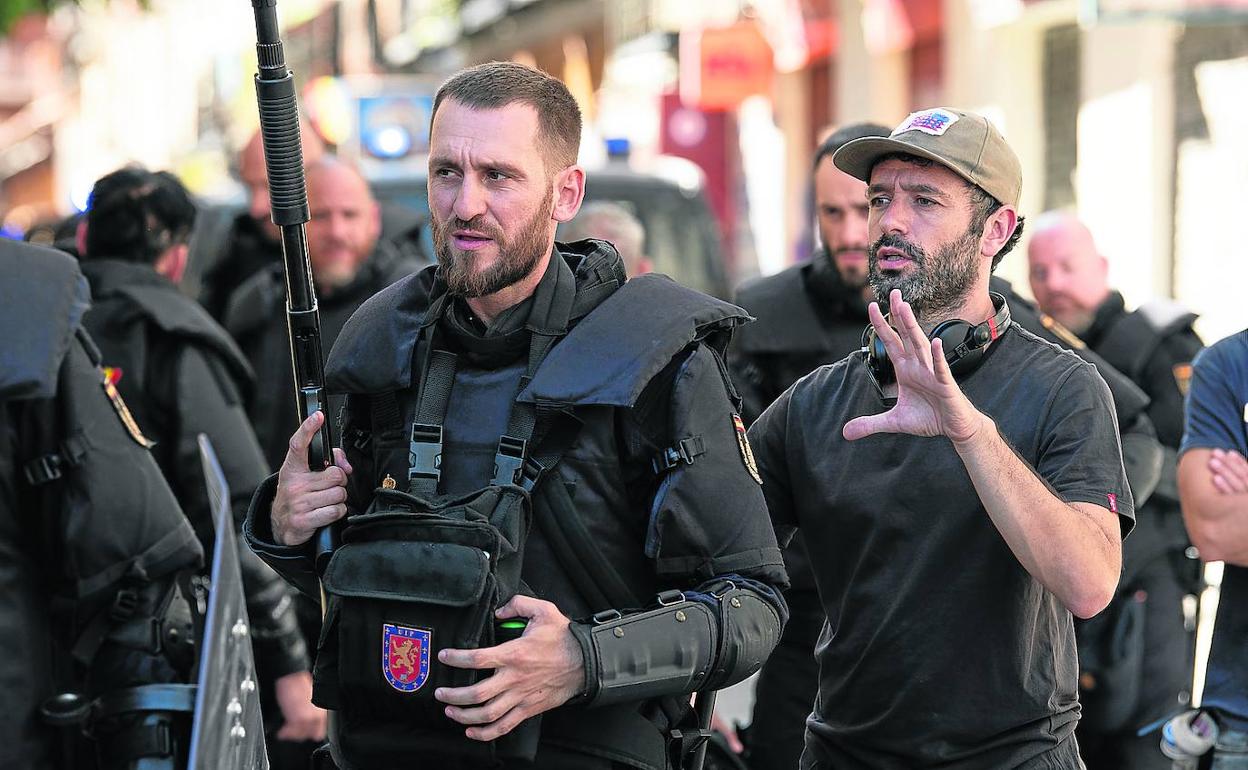 Sorogoyen da instrucciones a Arévalo, que interpreta a un agente de la Unidad de Intervención Policial, los antidisturbios.