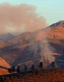 Imagen secundaria 2 - Un incendio provocado está activo en la zona de Peña Negra en Vega de Pas