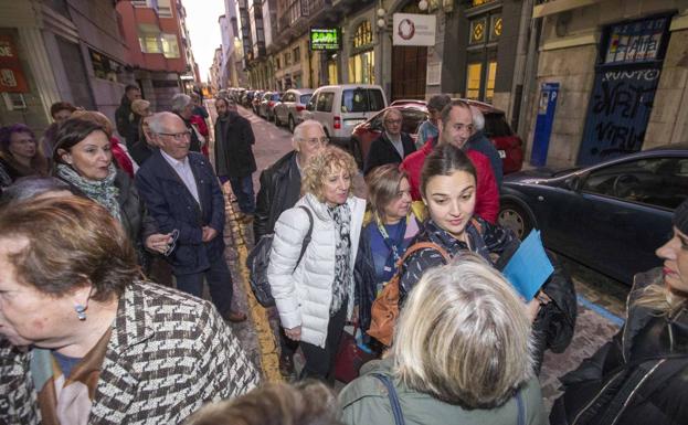 Militantes y exaltos cargos del partido arropan a los expedientados a la salida de su citación en la sede de Bonifaz