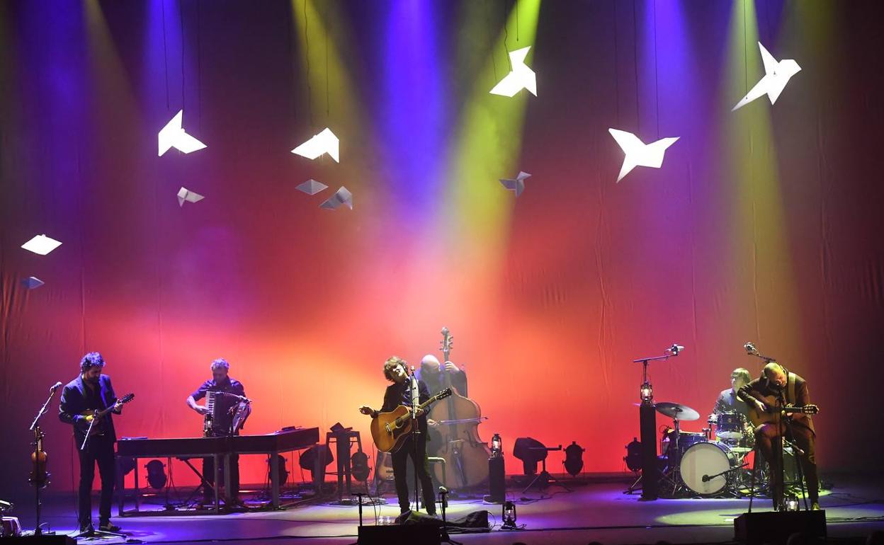 Pájaros volando alto en el teatro