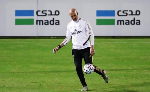 Zinedine Zidane controla la pelota durante el entrenamiento del Real Madrid en Yeda. 