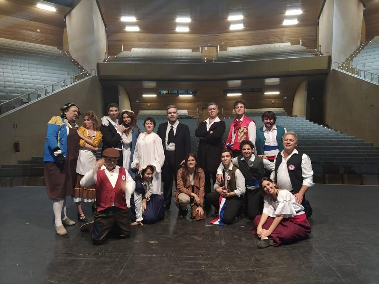 Elenco de actores del grupo sevillano La Barbarie Teatro, que se ha llevado los dos premios del festival. :: dm