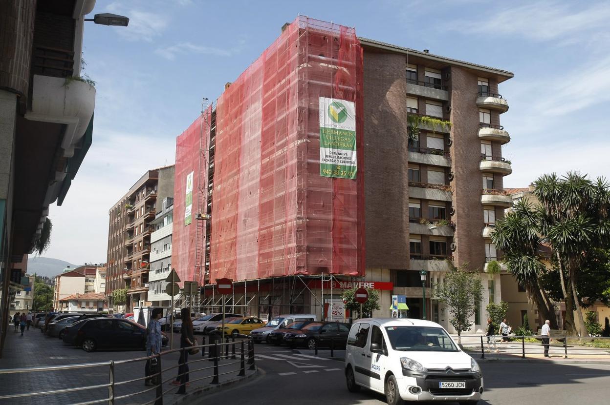 Reparación de la fachada de un edificio en la calle Garcilaso de la Vega. 