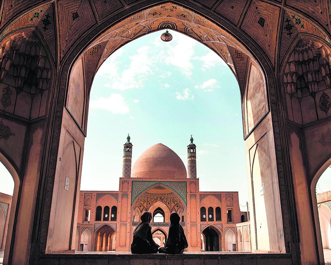 Mezquita y madraza Agha Bozorg, en Kashán: Esta ciudad-oasis situada en la orilla occidental del desierto de Kavir es una de las más antiguas de Persia. Según la leyenda, de allí proceden los Reyes Magos de Oriente