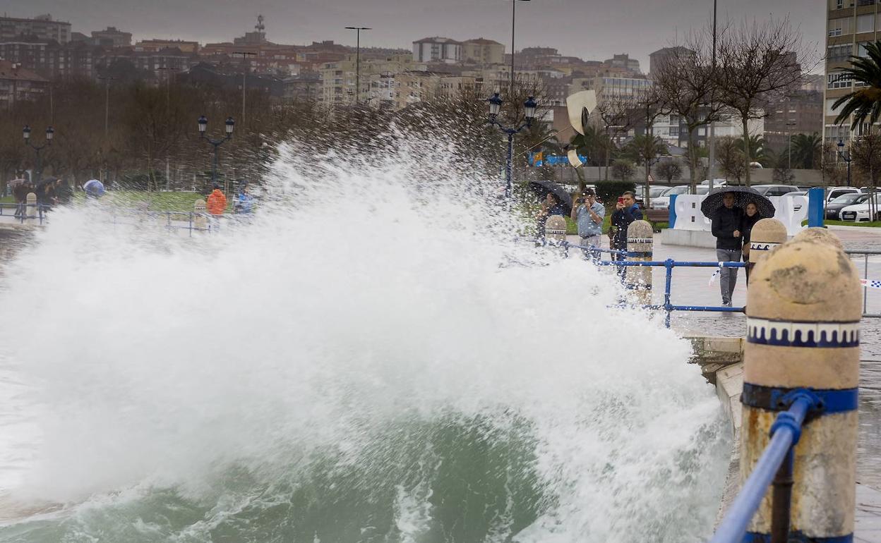 Imagen del fuerte oleaje en el Sardinero, durante el temporal del pasado 22 de diciembre.