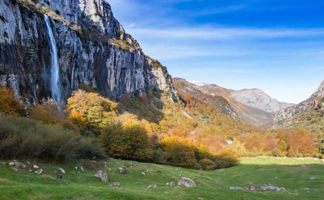 El salto de agua de Asón se desploma sobre el bosque, teñido ya con los colores del otoño.