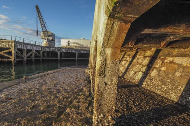 Vista de los pilares del malecón que va a ser rehabilitado en el centro de Santander. :: sane