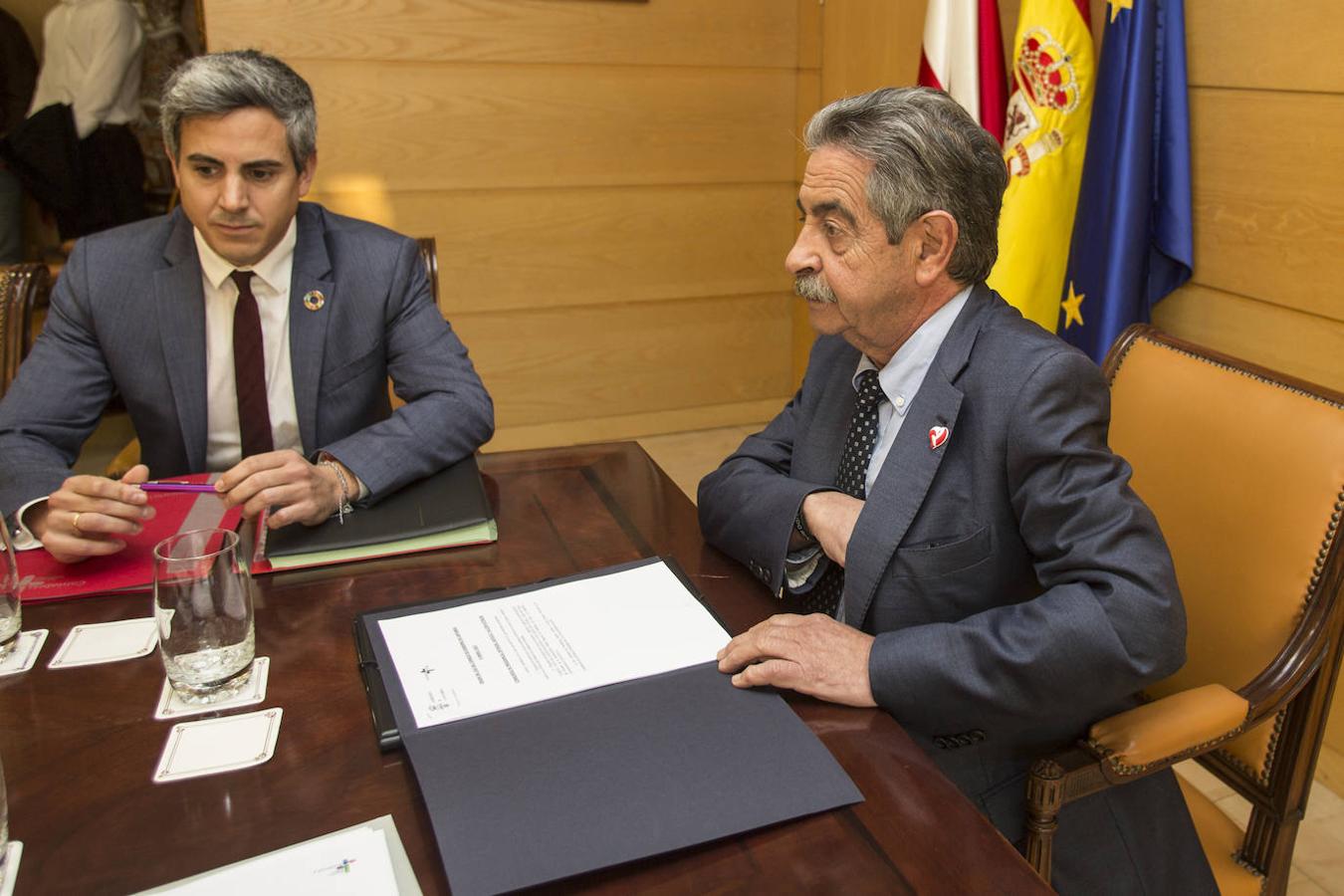 La frialdad presidió la reunión del Consejo de Gobierno, el primer encuentro cara a cara entre Revilla y Zuloaga desde el 'no' de Mazón a la investidura de Pedro Sánchez y la amenaza, no ejecutada, del PSOE de Cantabria de abandonar el Ejecutivo regional.