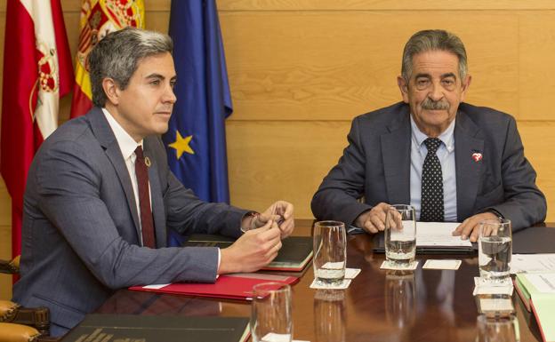 Zuloaga y Revilla, distantes, esta mañana, durante el primer Consejo de Gobierno del bipartito tras el grave encontronazo entre los dos partidos que forman la coalición.