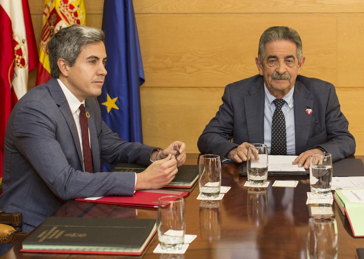 La frialdad presidió la reunión del Consejo de Gobierno, el primer encuentro cara a cara entre Revilla y Zuloaga desde el 'no' de Mazón a la investidura de Pedro Sánchez y la amenaza, no ejecutada, del PSOE de Cantabria de abandonar el Ejecutivo regional.