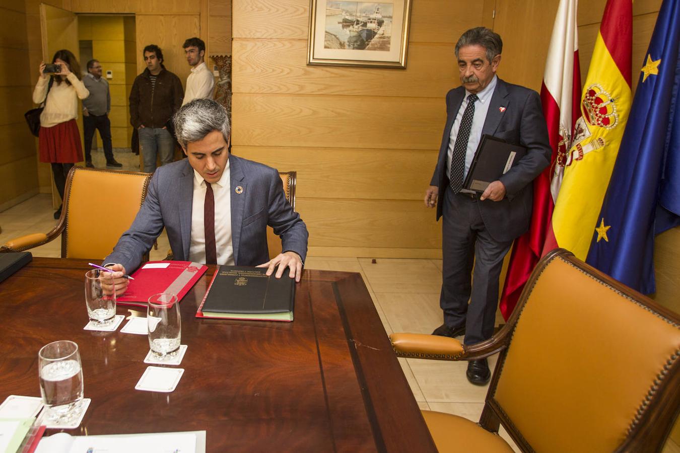 La frialdad presidió la reunión del Consejo de Gobierno, el primer encuentro cara a cara entre Revilla y Zuloaga desde el 'no' de Mazón a la investidura de Pedro Sánchez y la amenaza, no ejecutada, del PSOE de Cantabria de abandonar el Ejecutivo regional.